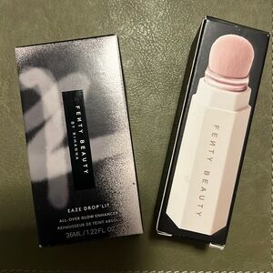Fenty Beauty Eaze Drop’Lit & portable concealer brush